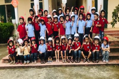 CÔNG TY HONDA TRAO TẶNG MŨ BẢO HIỂM CHO HỌC SINH LỚP 1